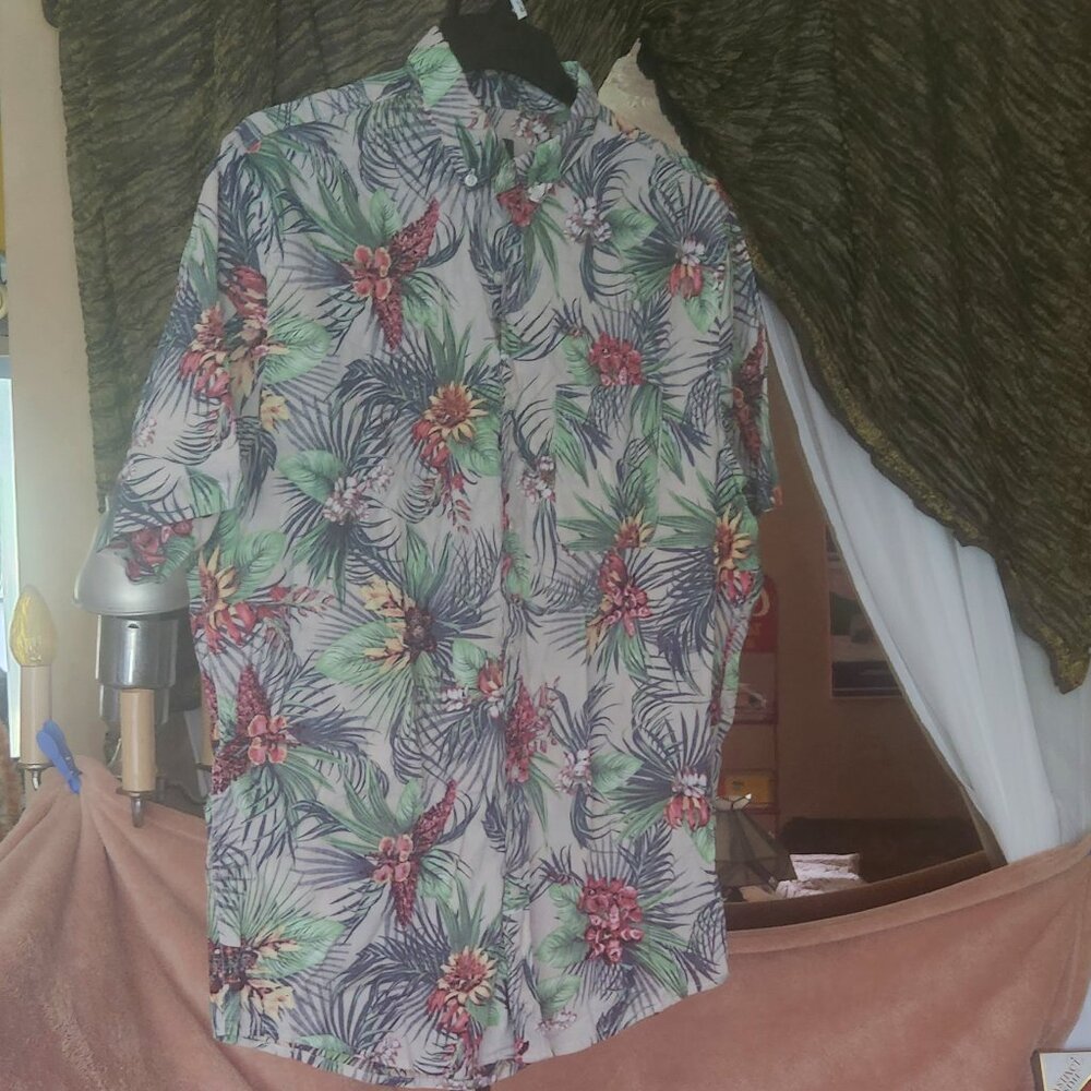 J22   B'ful Hawaiian style w/Tropical flowers 100% Cotton H & M